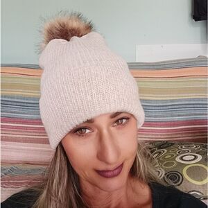 NWOT ACCESSORY DEPOT Creme & Gold Metallic Knit Hat with Faux Fur PomPom